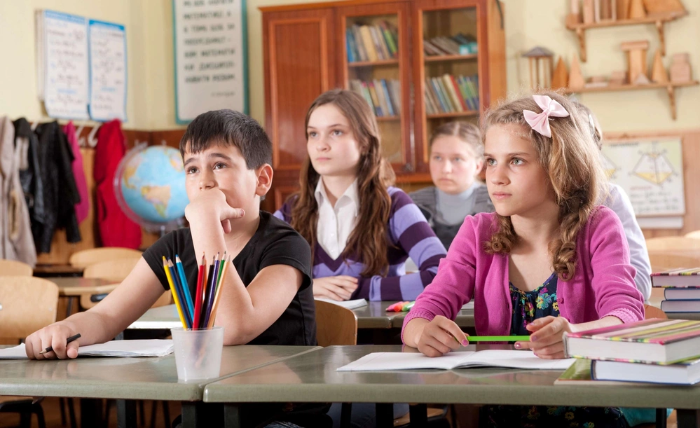 Współczesne zagrożenia w szkołach – jak wpływają na bezpieczeństwo uczniów i kadry